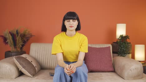 mujer mirando a la cámara con expresión aburrida.