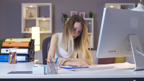 mujer de negocios infeliz trabajando en la computadora en la oficina de casa.