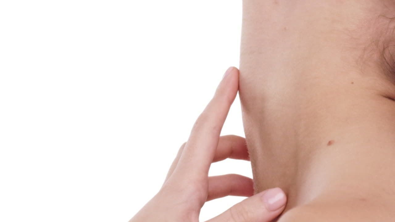Ritratto di bellezza di una donna che si tocca il viso in slow motion, concetto di cura della pelle su sfondo bianco.