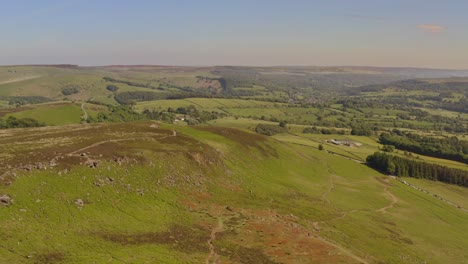 Bella-Toma-Aérea-Volando-Sobre-Verdes-Colinas-En-El-Distrito-De-Los-Picos-En-Inglaterra