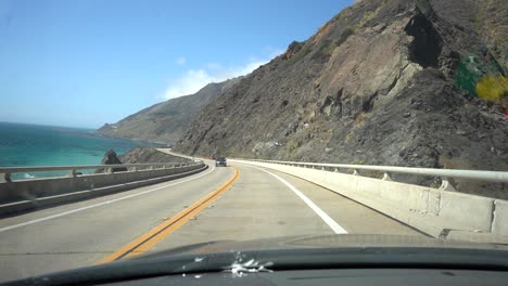 guidando lungo l'autostrada 1 in california