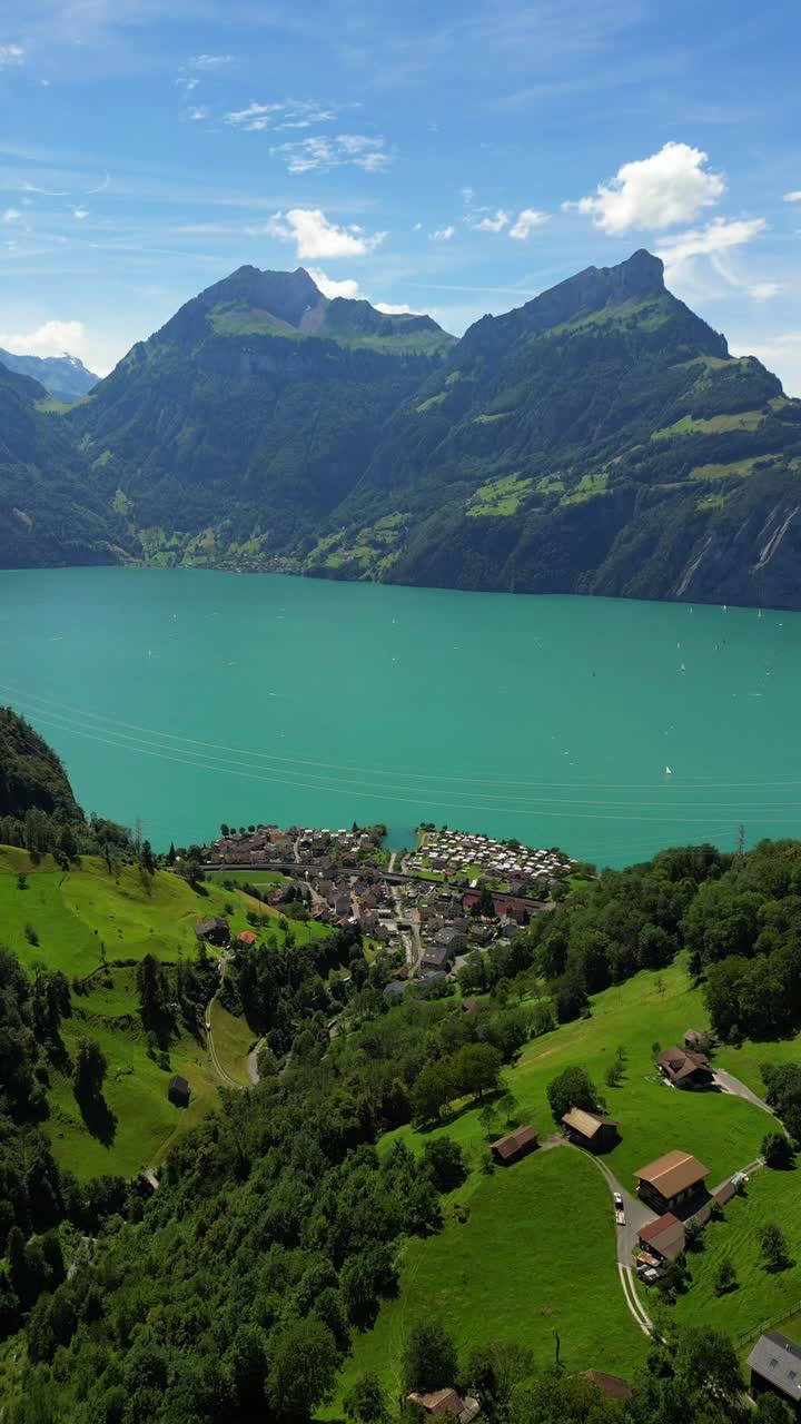 Vista aérea del pintoresco pueblo de Bauen, situado a orillas del lago de Lucerna, en los Alpes suizos