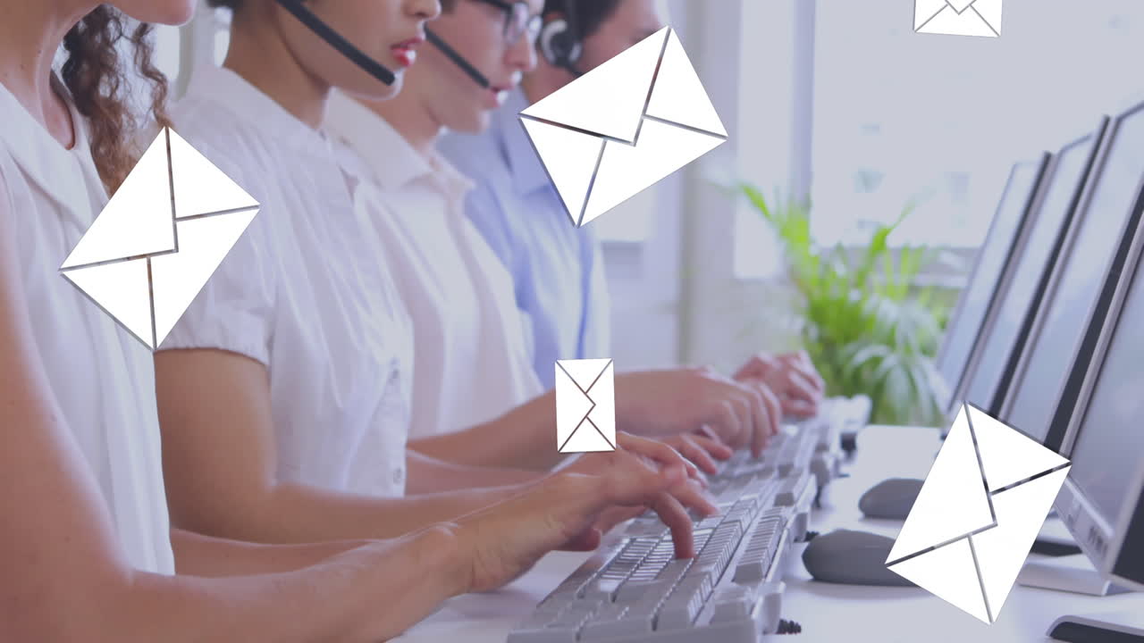 Operatori di call center in fila che rispondono alle chiamate 4K