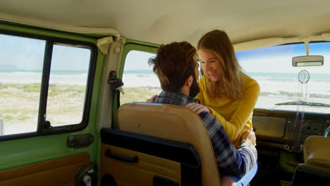 Mujer-Joven-Feliz-Sentada-En-El-Regazo-Del-Hombre-En-Una-Camioneta-En-Un-Día-Soleado-4k