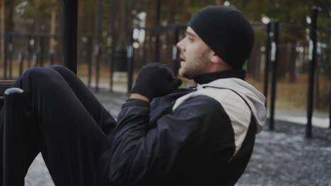 man working out outdoors in the winter