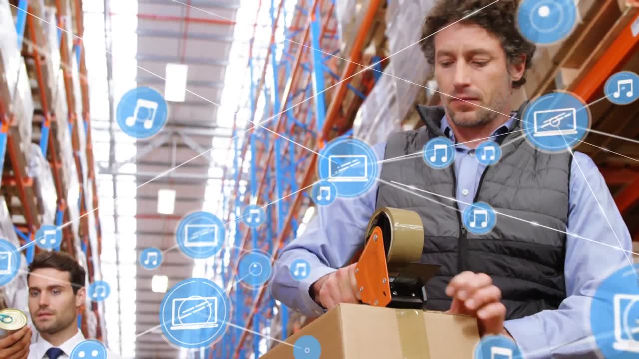 animación de la red de conexiones con iconos sobre el hombre caucásico que trabaja en el almacén