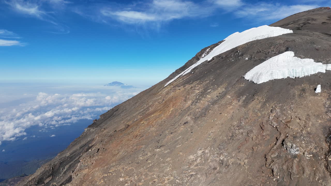 키리만자로의 광활한 풍경을 배경으로 우루루 봉우리의 아름다움을 드러내는 드론. 회전하는 공중.