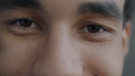 primer plano de los ojos de una persona