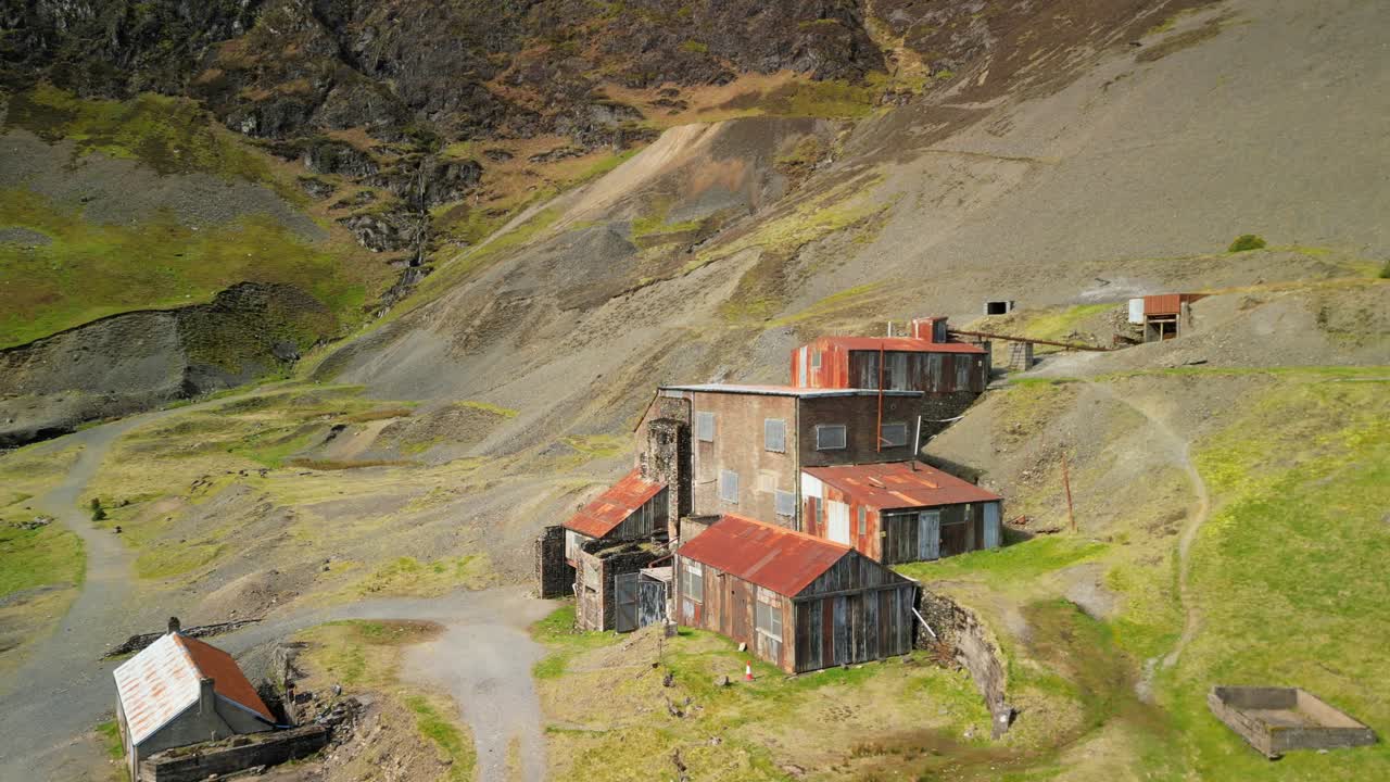 viejos edificios abandonados con techo oxidado en la mina force crag coledale beck en el distrito de los lagos ingleses