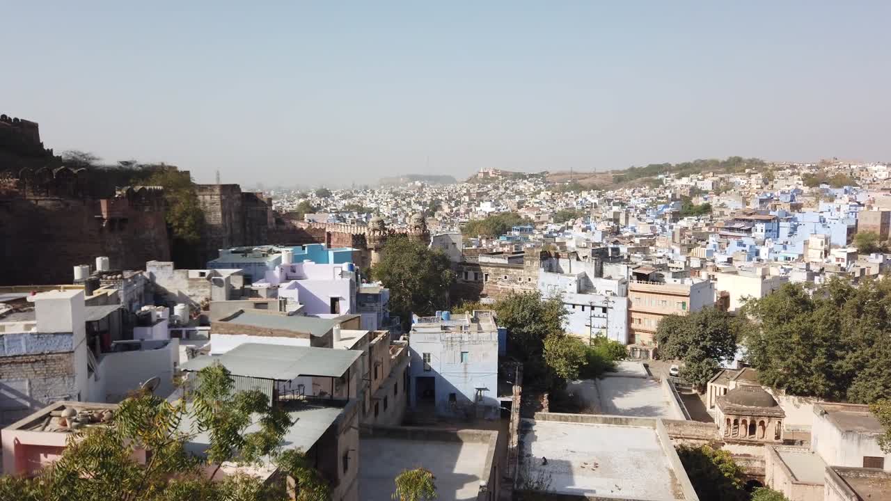 tiro de seguimiento a través de la ventana del fuerte de mehrangarh para revelar la ciudad azul debajo en jodhpur, rajasthan, india