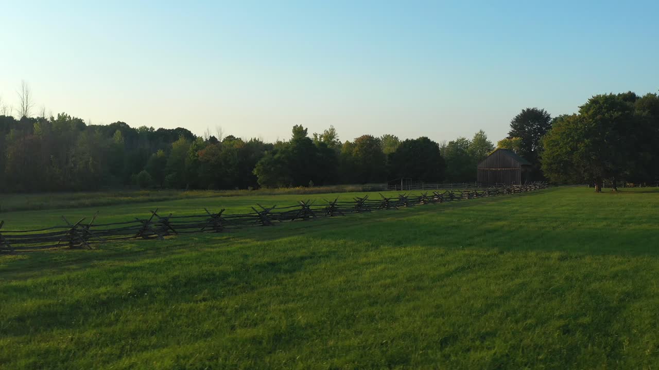 campo y valla cerca de la granja de la familia joseph smith, la casa de madera, el templo, el centro de visitantes y la arboleda sagrada en palmyra lugares de origen de nueva york para los mormones y el libro de mormón