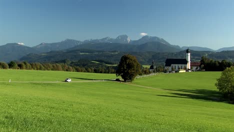 Bayerische-Idylle-Mit-Alpen-Und-Wallfahrtskirche-Wilparting-Im-Sommer,-Deutschland