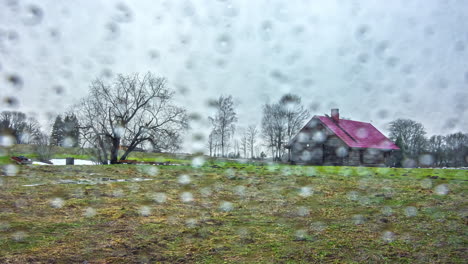 Lapso-De-Tiempo-De-Casa-Rural-En-Campo-De-Hierba,-Nubes-En-Movimiento-Durante-El-Día-Sobre-Gotas-De-Lluvia-Superpuestas