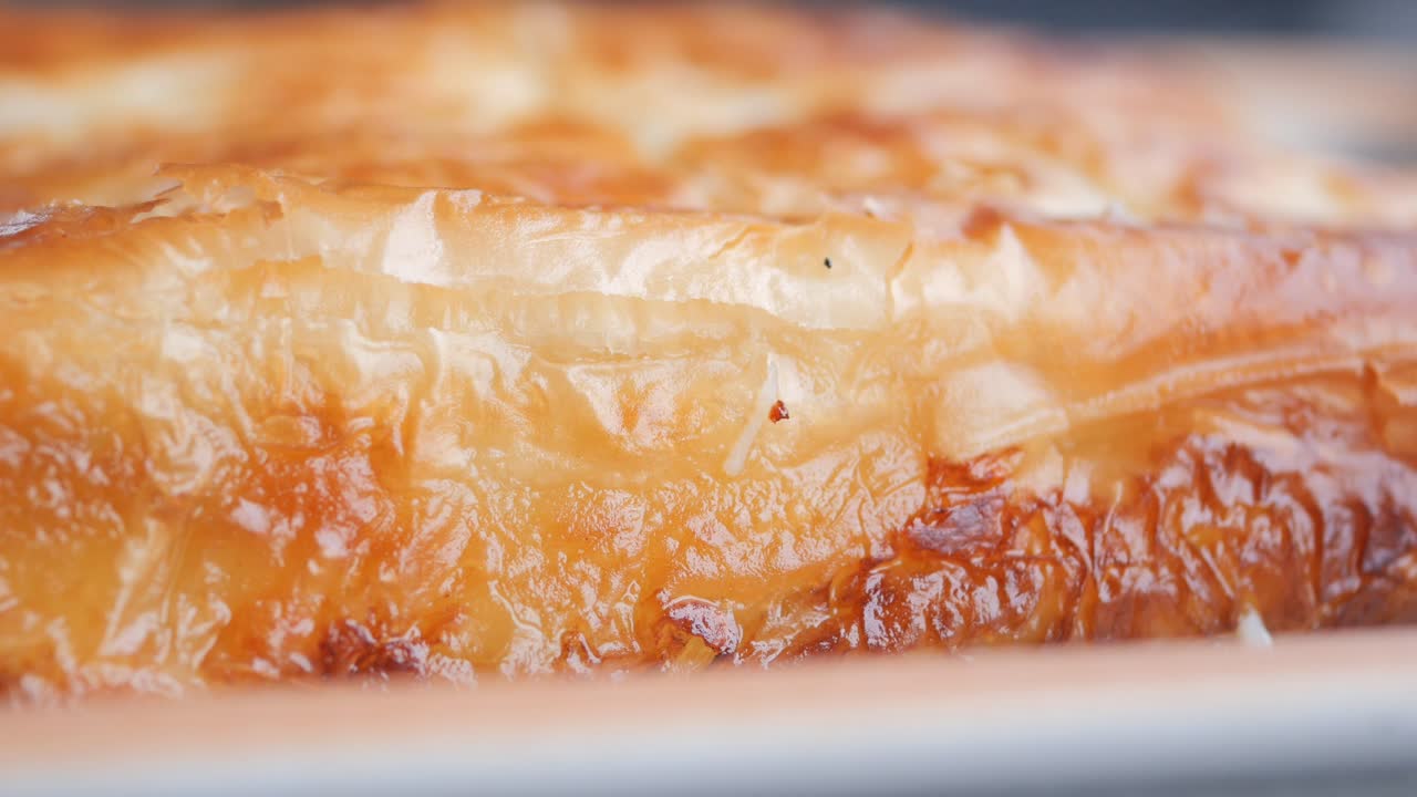 близкий взгляд на выпеченную выпечку