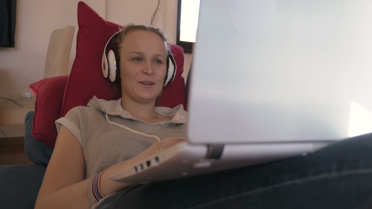 Desfrutando do tempo livre com o laptop em casa