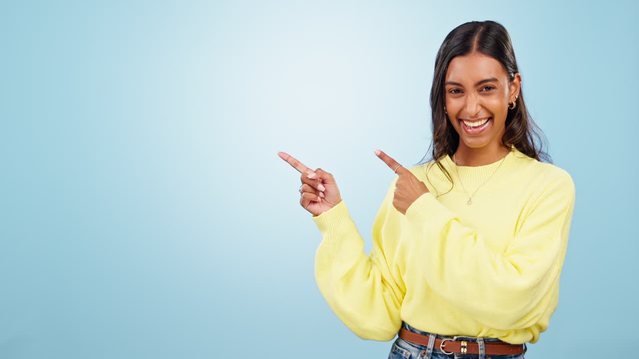 sonrisa, baile y cara de mujer con la mano apuntando