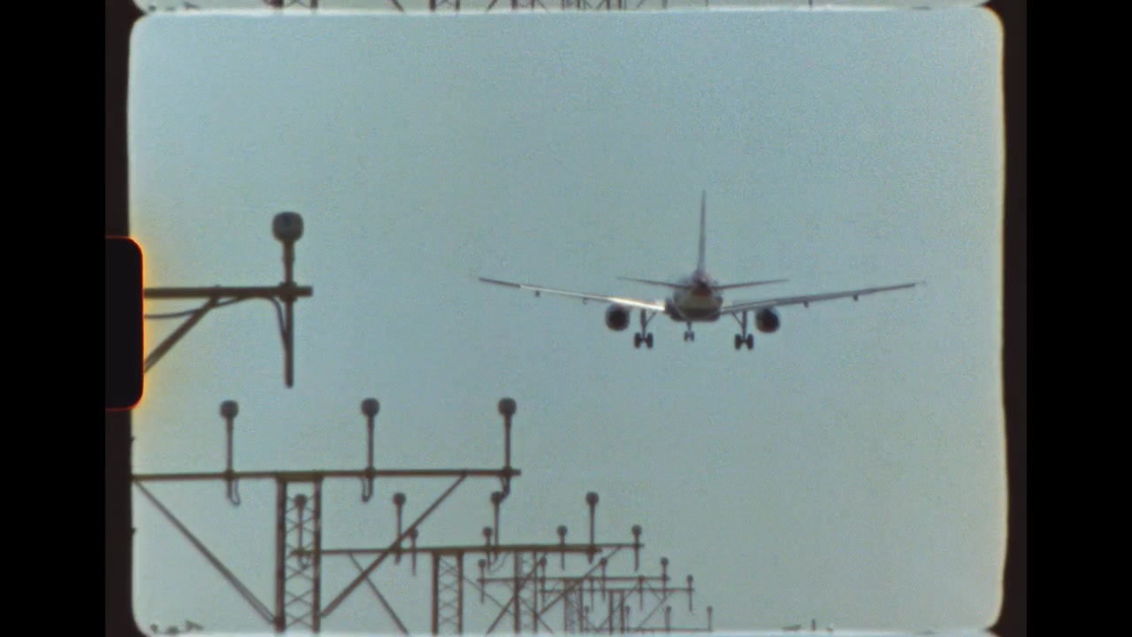 Aereo commerciale in atterraggio sulla pista dell'aeroporto