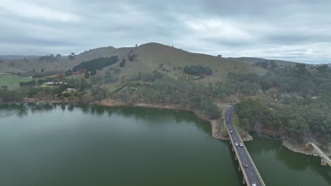 Autos-Auf-Der-Bonnie-Doon-Bridge-über-Dem-Lake-Eildon