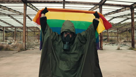 hombre con la bandera lgbtq