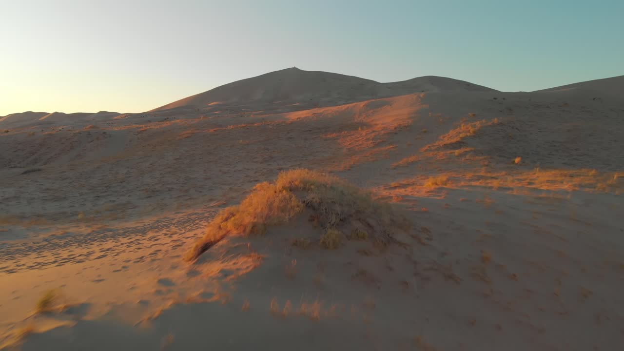 fondo inspirador, fpv de un dron volando por el desierto, estados unidos