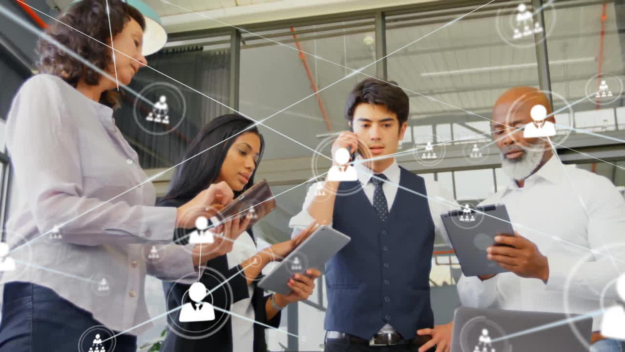 사무실에서 다양한 사업가들과의 아이콘과의 연결 네트워크의 애니메이션