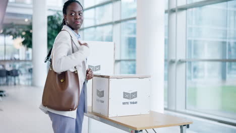 Votación,-Sonrisa-Y-Una-Mujer-Negra-Con-Una-Papeleta