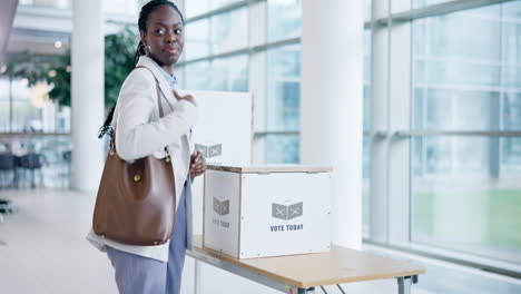 votando, sonriendo y una mujer negra con una boleta