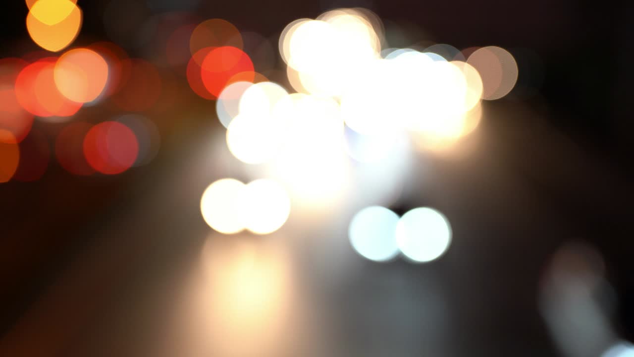 luces borrosas de los automóviles durante el tráfico intenso