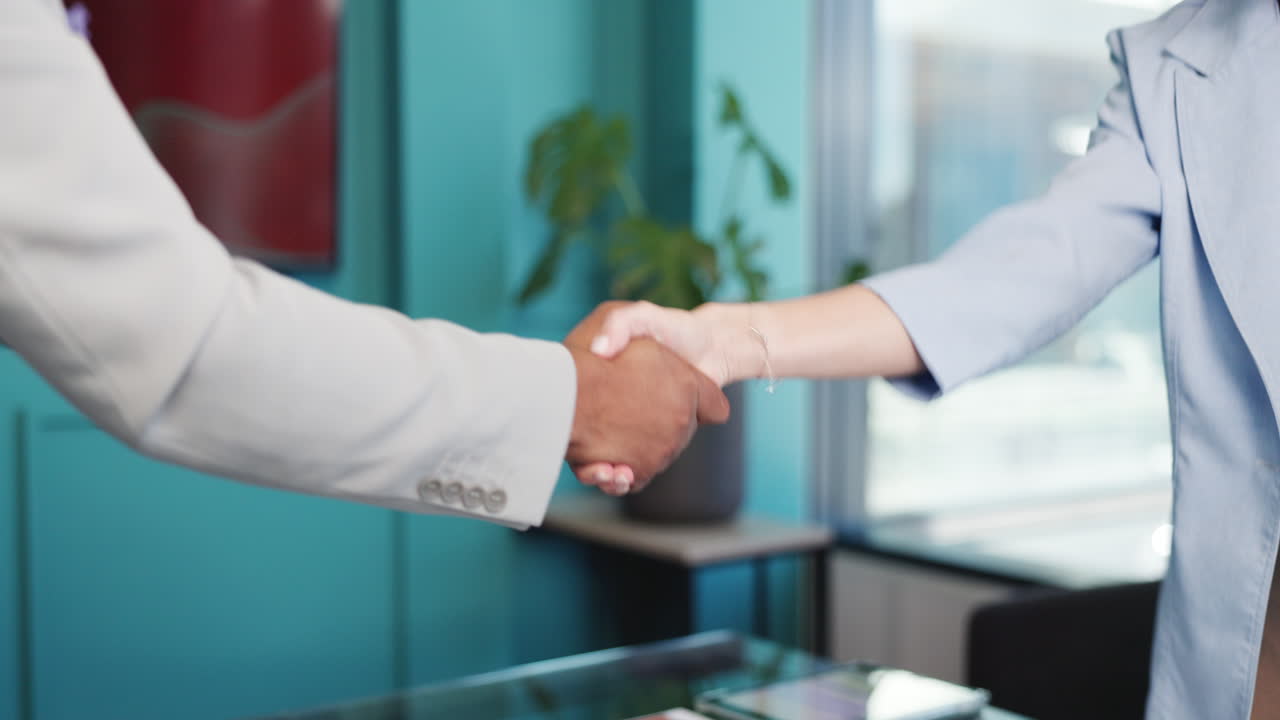 Stretta di mano professionale tra due colleghi in un ufficio