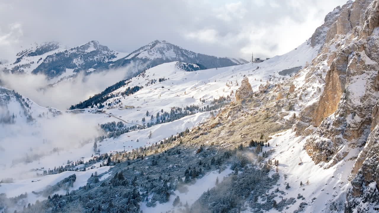 Vista aerea con drone del Passo Gardena, valico alpino nelle Dolomiti, Italia
