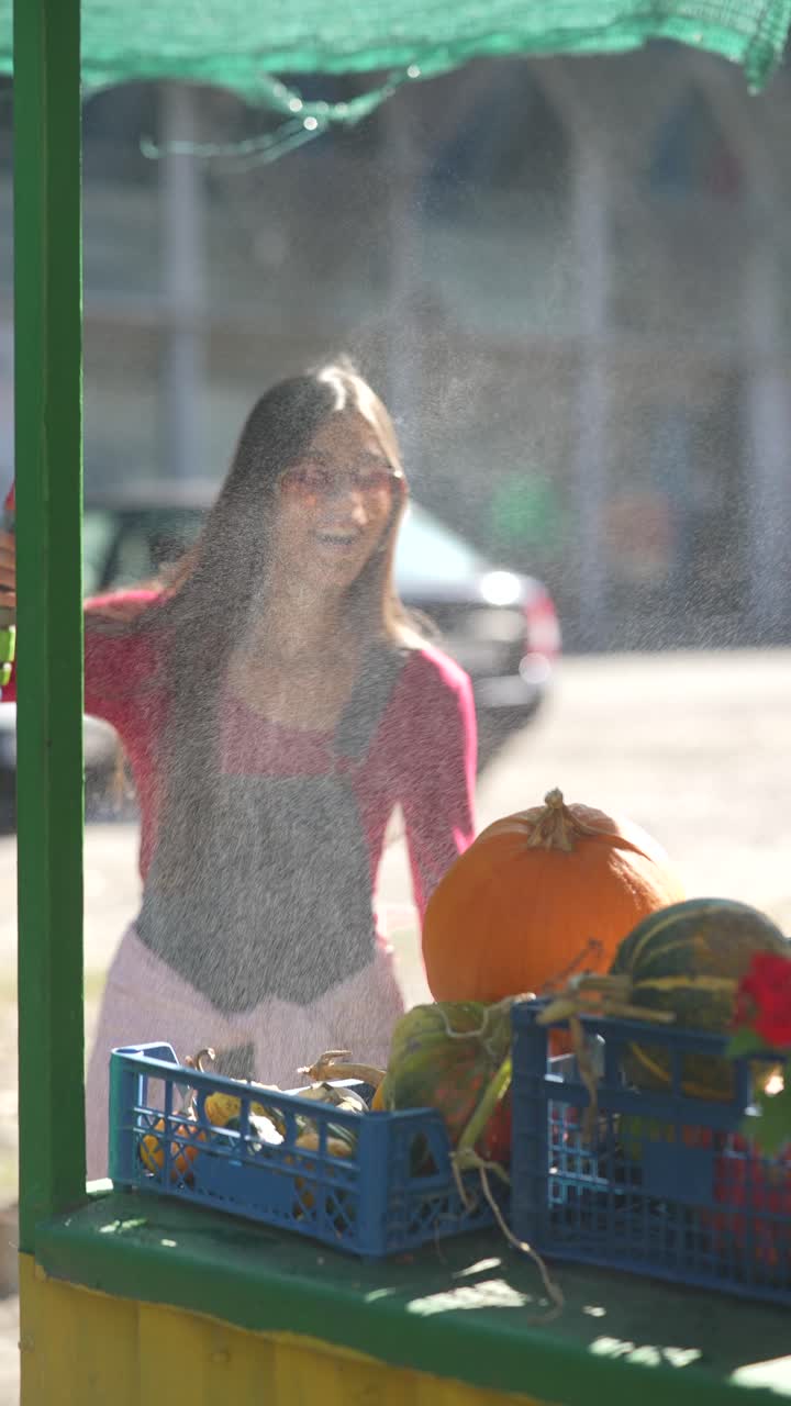 mujer joven vendiendo productos en un mercado de agricultores