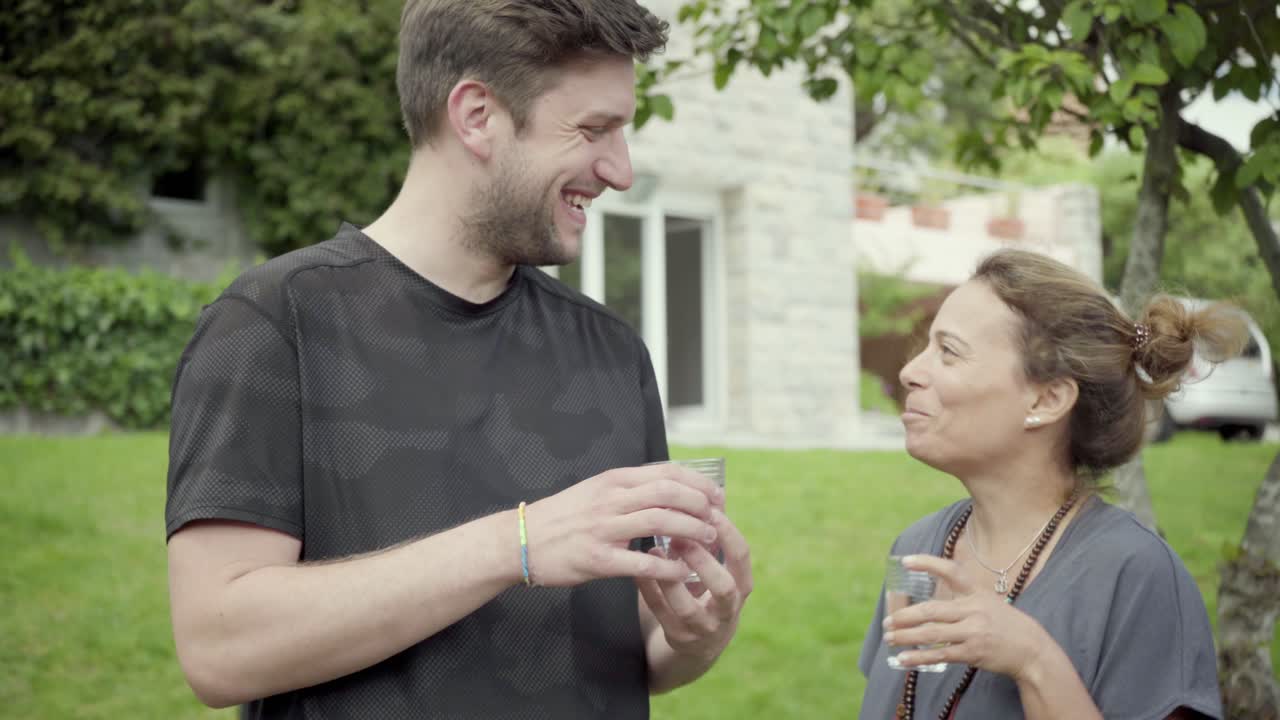 행복한 사람들이 야외에서 레모네이드를 마시고 있습니다.