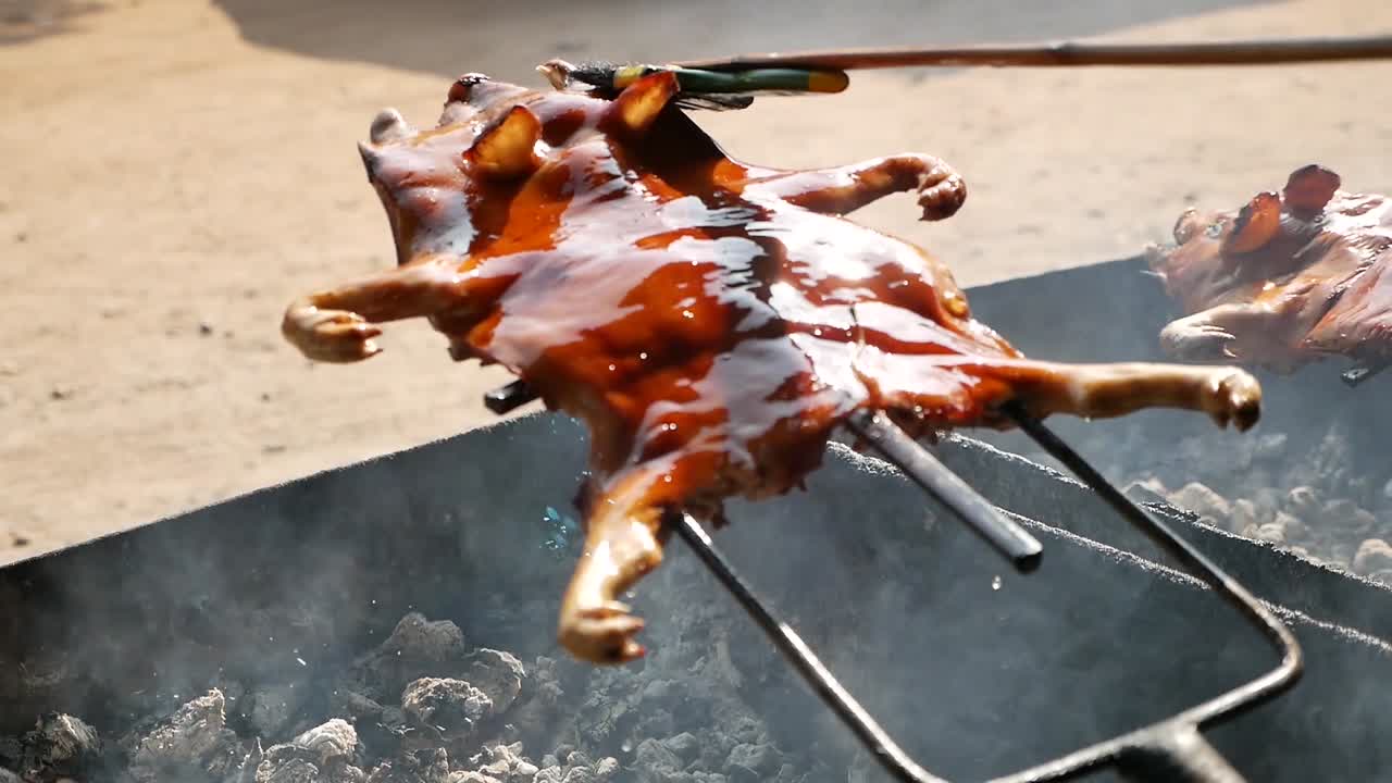 숯불구이로 통째로 구운 돼지고기 요리