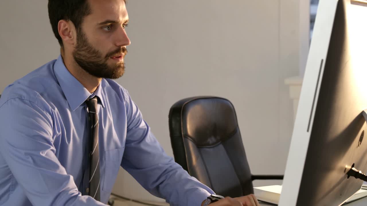 Uomo d'affari che lascia l'ufficio