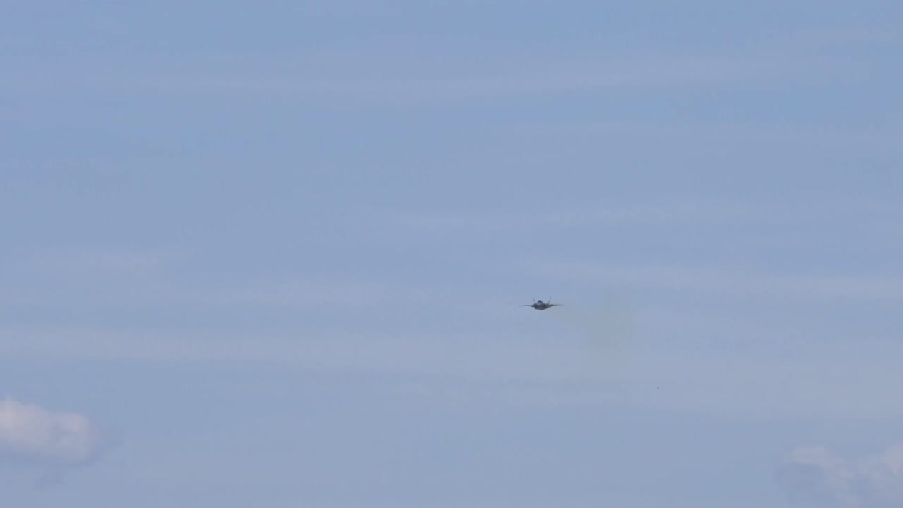 애스포드 에어쇼에서 강력한 f-35 라이트닝 ii의 단독 전시