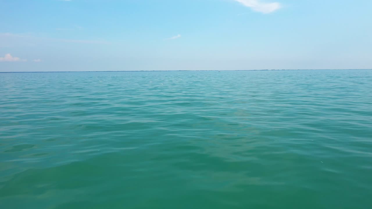 열린 물 위를 비행하는 드론