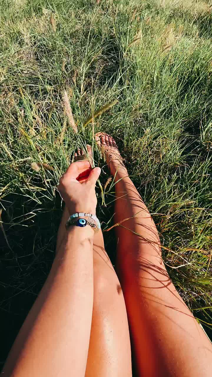 mujer relajándose en un campo de hierba