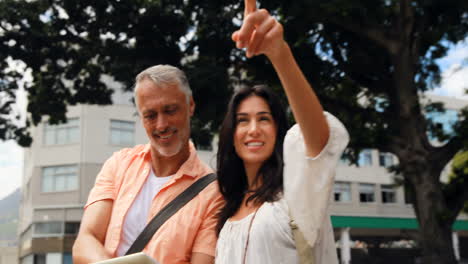 Pareja-Sonriente-Usando-Tableta