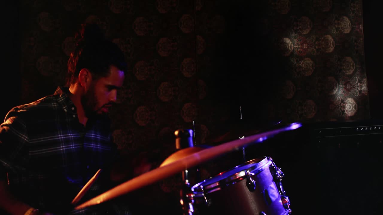 mujer cantando una canción mientras el hombre toca la batería 4k