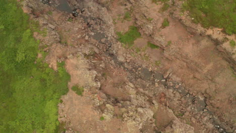 valle con corriente de agua en los fiordos del oeste de islandia, toma aérea de drones
