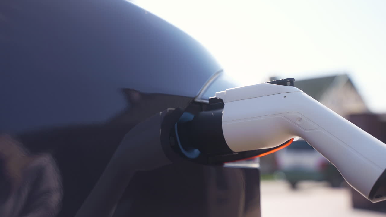 черная машина на открытом воздухе