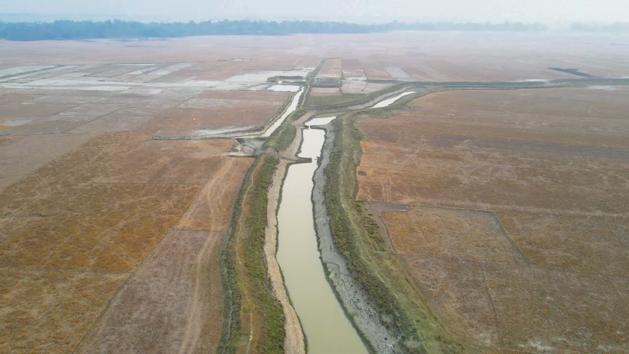 flujos de ríos reflectantes a través de llanuras y grandes terrenos abiertos