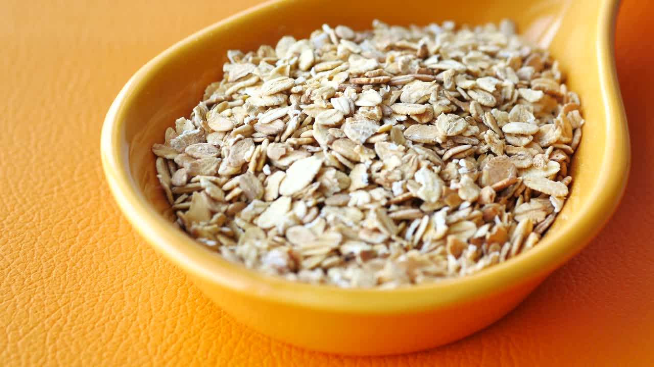 노란색 그에 oatmeal