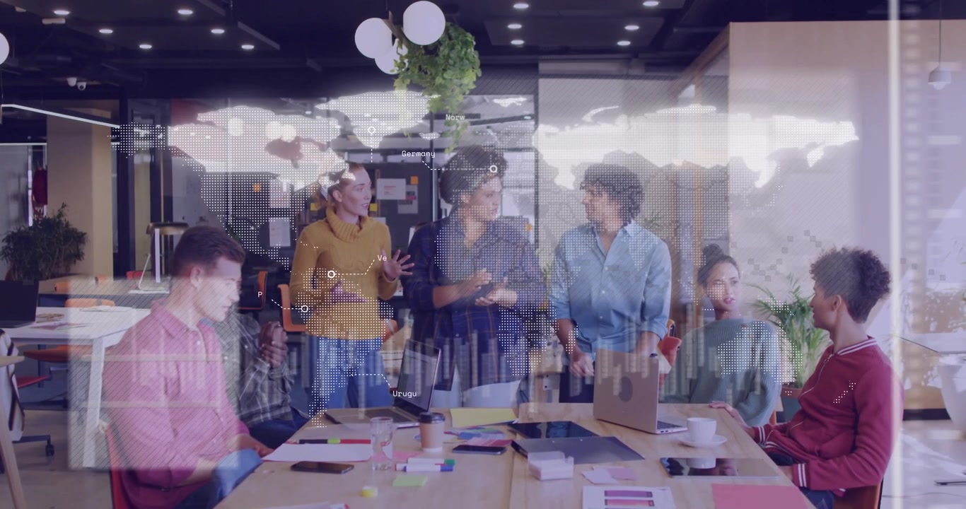 Equipe de negócios fazendo brainstorming em escritório de plano aberto, com gráficos animados flutuando sobre post-its.