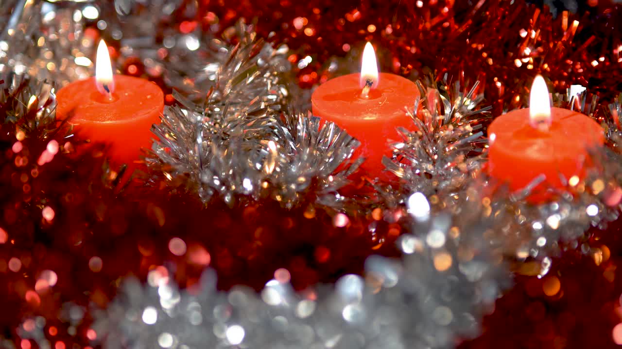 encendido y apagado de velas con hermosos adornos navideños en plata y rojo, espacio de copia en la parte inferior del video