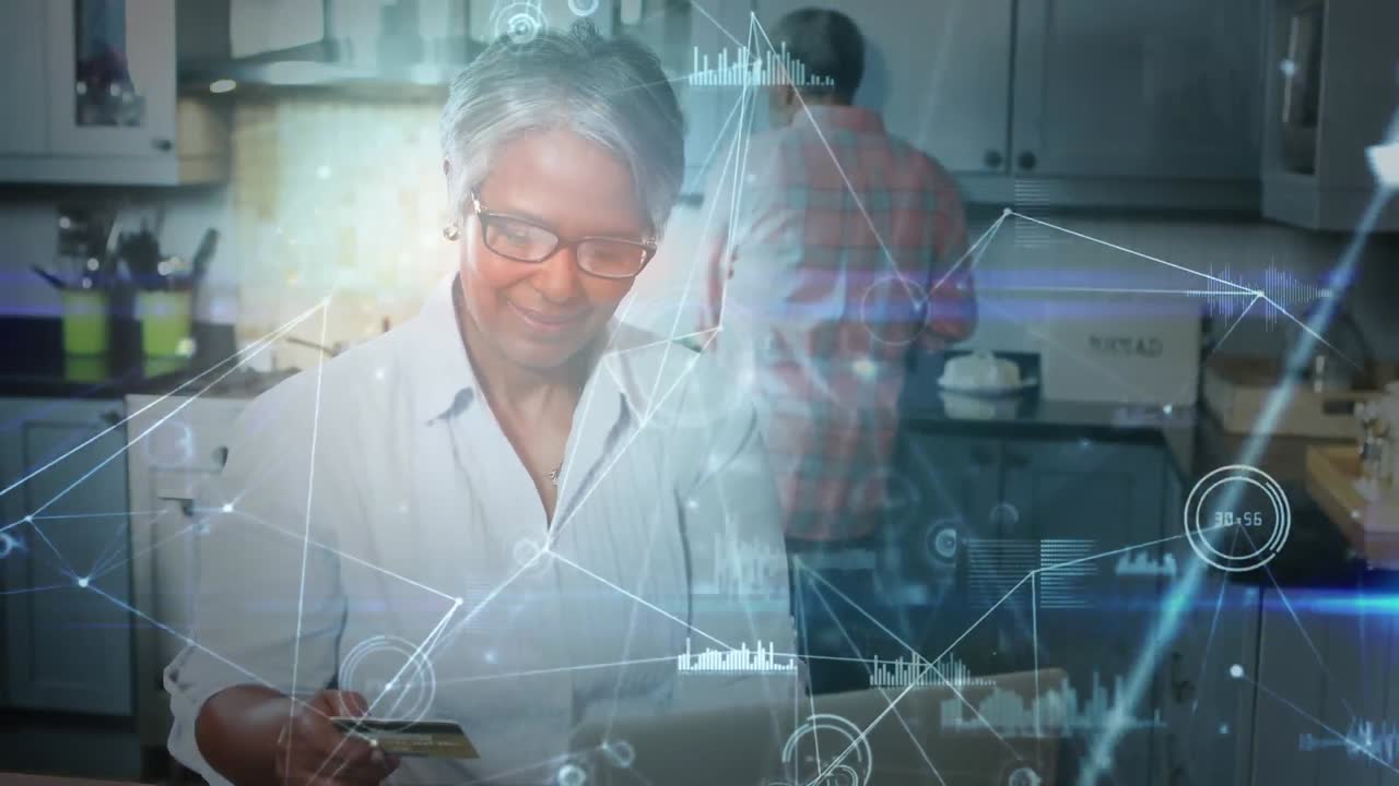 animación de la red de conexiones sobre mujeres mayores utilizando portátiles y teléfonos inteligentes