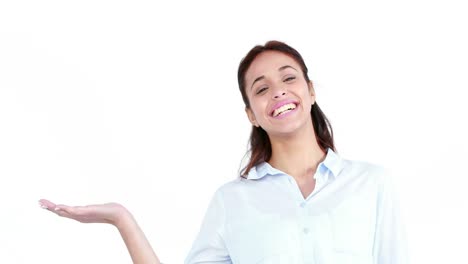 mujer sonriente presentando algo