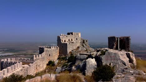 Türkei-Schlösser:-Die-Pracht-Der-Burg-Yilan:-Erkundung-Aus-Der-Luft-In-4K,-Majestätische-Burg:-Luftaufnahme-Von-Einem-Steilen-Hügel