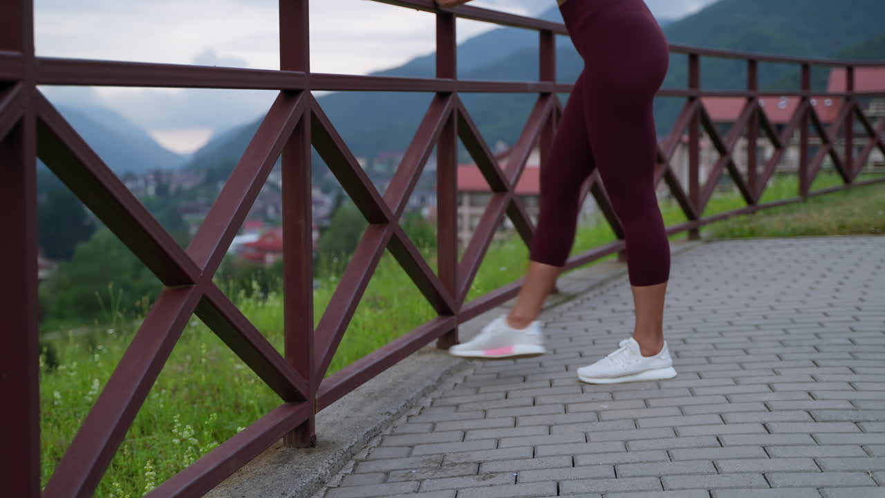 야외에서 스트레칭하는 여자