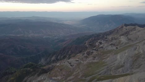 Mt-Nebo-Al-Amanecer-Temprano-En-La-Mañana-Con-Vistas-Al-Valle-En-Salt-Lake-City-Utah---Inclinación-De-Elevación-Aérea